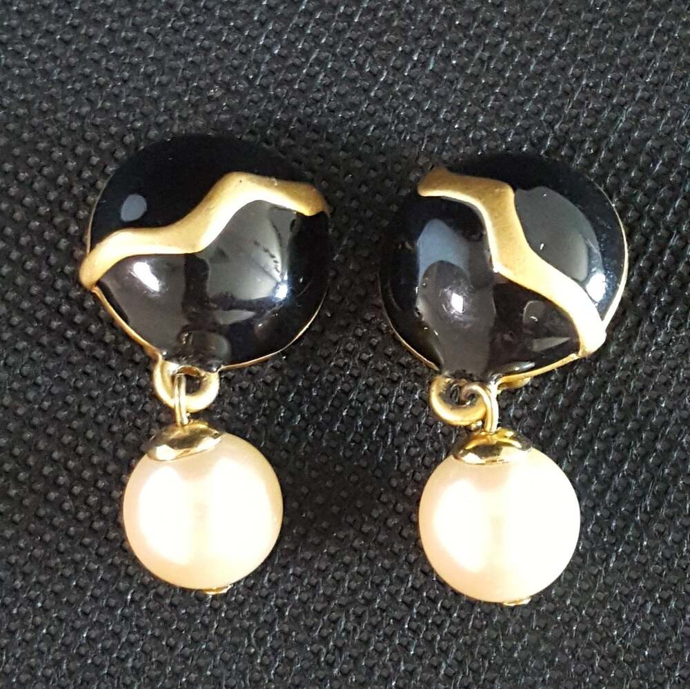 80s Vintage Round Black Gold Chevron and Pearl Clip on Earrings